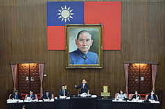 公務人員退休資遣撫卹法相關條文修正草案12日下午逕付立法院會三讀，立法院長韓國瑜（右4）敲槌宣
布三讀通過，且提早至2023年停砍。