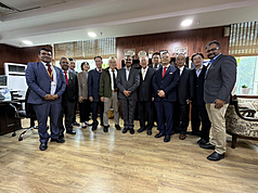 駐印度副代表謝柏輝（右4）於12日中午的宴客期間，突然感到身體不適，開始抽搐。相關人員緊急對
謝柏輝實施CPR，並將他送醫，醫院搶救後仍宣告不治。圖為謝柏輝4日參加印度「國家地震中心」的國家地震預警資料接收中心啟用儀式。(圖：中央社)