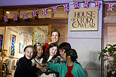 首屆「英倫聖誕嘉年華」活動12日在台北大稻埕永續百貨（House of Story Wear）舉行點燈儀式，英國駐台代表包瓊郁（Ruth Bradley-Jones）（後中）與孩子們在歡笑聲中一同點亮燈飾。 (圖：中央社)