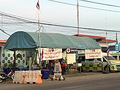 泰國與柬埔寨邊境衝突持續，圖為通往邊境軍事區域設有救護站。(圖：中央社)
