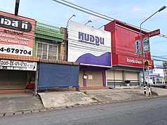 泰柬邊境衝突持續，泰國邊境的班科諾市區街道冷清，學校、商店和醫院關閉，街道幾乎空無一人，宛
如被按下暫停鍵。