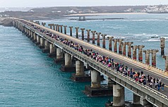 澎湖縣政府主辦的秋冬軍事主題活動「2025澎湖大行軍」13日登場，參與者自跨海大橋西嶼端步行出發。(澎湖縣政府提供）