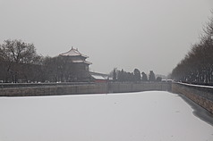 12日北京下起2025年入冬後的初雪，圖為北京故宮角樓。