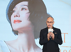 歌手坣娜因肺腺癌逝，丈夫薛智偉14日在猶太社區中心（JCC）為她舉辦了一場名為「IN LOVING MEMORY」的追思會，薛智偉會後受訪分享兩人相處點滴。
