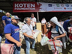 耶誕節將屆，旅菲台商企業KOTEN公司成立的慈善基金會，14日遠赴呂宋島中部山區賑濟原住民。圖為駐菲代表周民淦（前左2）協助分發白米。