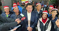 立法院副院長江啟臣（前中）14日晚間出席活動時，宣布參選台中市長，他表示看到民眾對自己的期待，不會讓大家失望，會全力爭取黨內提名。
（江啟臣辦公室提供）
