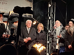 德國總統史坦麥爾（右4）攜太太出席柏林的猶太光明節點燈儀式，與猶太拉比共同點燃燭火，表達對猶太社群的支持。