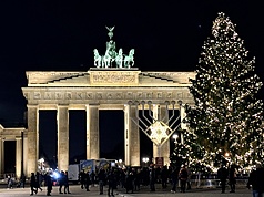 位於國會大廈旁的布蘭登堡門為柏林重要地標，12月除了可以在門前看見耶誕樹，也會在猶太光明節期間，設立大型燭台，同慶猶太社群的重要慶典。