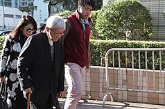 黎智英案即將宣判，圖為他的太太（左）及兒子（右）與香港榮休樞機主教陳日君15日早上進入法院旁聽。
