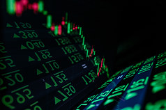 台股16日開低下跌超過230點，最低達到27634點。資料照片。
