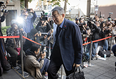 台北地方法院審理京華城及柯文哲政治獻金案，15日
起進行言詞辯論程序，傳喚前台北市長柯文哲（前）
到庭。
