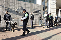 香港壹傳媒集團創辦人黎智英的國安法案15日宣判，警方高度重視，派遣大批警員、警犬及裝甲車在場戒備。