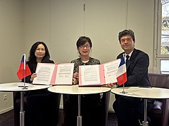 法國國立東方語言與文化學院校長余曦（Jean-Francois Huchet，右）與駐法代表處教育組長陸美珍（左）簽署台灣研究講座備忘錄，駐法代表郝培芝（中）見證。
（駐法代表處教育組提供）
