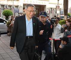 台北地方法院審理京華城及柯文哲政治獻金案，16日繼續進行言詞辯論程序，傳喚前台北市長柯文哲（左）到庭。

