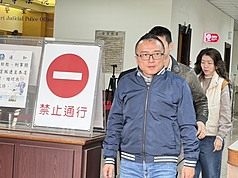 停職的新竹市長高虹安涉立委任內詐領助理費，二審台灣高等法院16日改依使公務員登載不實偽造文書罪判刑6月。民眾黨秘書長周榆修聆判後表示，高虹安沒有貪污，呼籲停止司法追殺。
