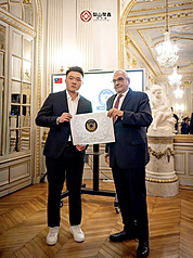 聚鑫製茶廠執行長謝忠霖（左）日前帶著生產的「華崗雪源頭」茶葉，參加法國茶葉國際大賽，獲主辦單位頒發「特別獎」，主辦單位喊出「台灣」並出現國旗。