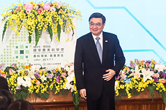 農業部16日舉行「2025國家農業科學獎」頒獎典禮，行政院長卓榮泰出席表揚得獎團隊。