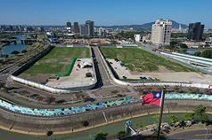 LG
北市將為輝達廢除T17、T18基地中間道路
輝達將落腳北士科，台北市長蔣萬安17日前往
T17、T18基地視察，並表示目前兩塊基地已進入都市
計畫變更的公展程序，預計1個月後召開都審會議，
將T17、T18基地合併，若一切順利大概在農曆年前就
能簽約，也邀請輝達執行長黃仁勳參與簽約儀式。
中央社記者徐肇昌攝　114年12月17日
