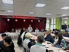 為落實馬太鞍溪堰塞湖災後復原與重建工作，行政院16日在光復火車站旁設立光復工作站，行政院政務委員陳金德(後左4)走訪光復鄉、萬榮鄉及鳳林鎮災區，與鄉鎮首長及部落代表深入交換意見。（行政院東部聯合服務中心提供）