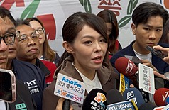 停職的新竹市長高虹安涉立委任內詐領助理費，二審改依偽造文書罪判刑6月，新竹市向內政部提復職申請。高虹安（前右2）17日接受媒體聯訪說，希望越快越好，盼盡快回到市政崗位。