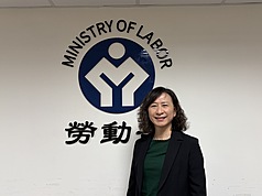 勞動部17日預告就業保險修法草案，勞動部勞動保險司司長陳美女說明，這次修法將擴大就業保險的加保年齡、縮短請領失業給付等待期以及增訂育嬰留職停薪津貼6+1個月規定。
