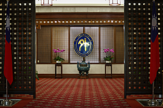 中國外交部再提台灣地位被「七重鎖定」，外交部發言人蕭光偉17日駁斥此「謬論」，指中方企圖顛倒是非、自欺欺人並誤導國際視聽。圖為外交部正門口部徽。 (圖：中央社)