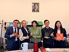 苗栗縣茶農日前參加法國AVPA第8屆世界茶葉大賽表現亮眼，其中出身製茶世家的曾莉敏（右3）獲世界烏龍茶銀獎及世界紅茶銅獎；返鄉青年張立欣（右2）則拿下世界紅茶與世界烏龍最高殊榮金獎。（苗栗縣政府提供）