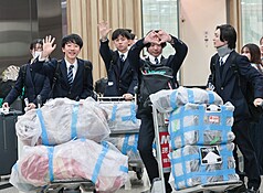 擁有「翡翠騎士」之稱的日本東京農業大學第二高等學校吹奏樂部17日晚間抵達台北松山機場，看見媒體熱情比出愛心手勢。