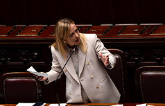 義大利總理梅洛尼17日向國會說明政府在歐盟峰會將提出的立場，她對於動用俄羅斯凍結資產表達疑慮，認為若依法無據會造成更多問題。
（義大利總理府提供）
