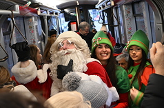 耶誕節將至，布魯塞爾的耶誕老人搭上路面電車，與乘客互動並送上祝福。
