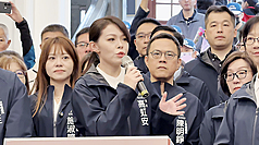 因案停職約1年多的新竹市長高虹安（前中），18日回到新竹市政府上班，她致詞說，希望大家可以趕快回到崗位工作，一起帶著微笑面對所有逆境，一起為新竹市民的幸福努力、打拚，「我回來上班了」。