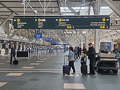 加拿大歷經過去幾年人口爆炸性增長後，渥太華當局決定緊縮移民，尤其限制非永久居民入境數量。溫哥華機場過去經常人潮擁擠，如今很能反映人流情況。