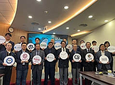 數發部18日舉行SEMI E187半導體設備資安認驗證制度發布記者會，數發部長林宜敬（前右4）、台積電
全球安全管理資深處長屠震（前左3）、國際半導體產業協會（SEMI）全球行銷長暨台灣區總裁曹世綸
（前左4）等人出席。
