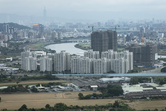 圖為台北市北投區遠眺市區興建中的建案大樓。
