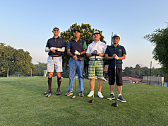 揮出人生最後一桿。家屬帶駐印度副代表謝柏輝骨灰返台長眠。圖為謝柏輝（右2）生前球敘留影。資料照片：中央社。
