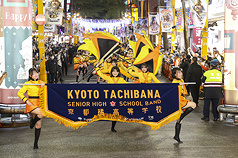 被暱稱為「橘色惡魔」的日本京都橘高校吹奏樂部18日晚間快閃現身台北西門町徒步區，踏著整齊隊形帶來精彩踩街演出，吸引大批人潮共賞，感受熱情活力。