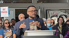 12月18日是聯合國訂定的國際移民日，舊金山灣區移民社區領袖、父母來自越南的陳輝（前）發言和受訪時捍衛出生公民權。