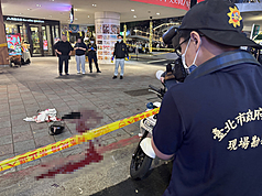 捷運台北車站19日晚間遭丟擲煙霧彈，犯嫌隨後在中山商圈誠品南西店隨機傷人，造成多人輕重傷，現場血跡斑斑，警方已拉起封鎖線展開採證調查。
