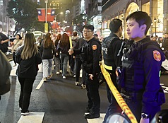 北捷台北車站及中山站周邊19日晚間發生隨機傷人案，造成多人傷亡，中山商圈案發現場周邊拉起封鎖線，並可見大批警力進駐。