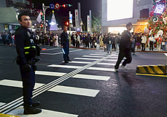 捷運台北車站、中山站誠品南西店19日晚間發生隨機傷人事件， 累計4死、6人輕重傷。圖為案發後現場已封鎖調查，。
