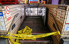 台北捷運台北車站與中山站外19日晚間發生隨機傷人事件，其中一名送往台大醫院治療的57歲傷患不治。案發現場之一的台北車站M7出入口已被拉起封鎖線，暫停開放。 (圖：中央社)