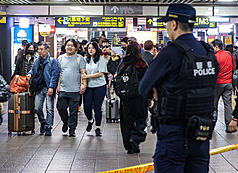 捷運台北車站及中山站周遭19日晚間發生隨機傷人事件，北車案發現場周邊已被拉起封鎖線，警方在場加強戒備。