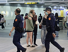 台北車站及捷運中山站周遭19日晚間發生隨機傷人事件。圖為警方巡視捷運站內情形。
