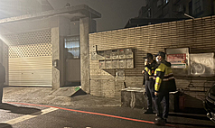 27歲男子張文19日在台北捷運兩站丟擲煙霧彈、持刀砍人，最終墜樓不治，他的老家在桃園楊梅，桃園警方在案發後到場戒備。