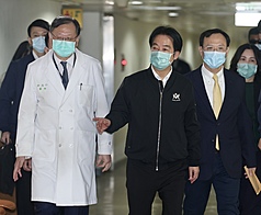 總統賴清德（前中）20日前往台大醫院，在衛福部部長石崇良（前右）、台大醫院院長余忠仁（前左）陪同下，探視北市隨機襲擊事件傷者。