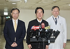 嫌犯張文北捷隨機傷人案，總統賴清德（中）20日上午到台大醫院慰問傷者與家屬。