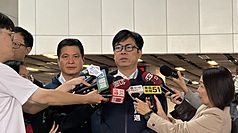 北捷發生隨機傷人事件，事後有人在網路貼文恐嚇「下個目標是高雄車站」。高雄市長陳其邁（中）20日上午至高雄車站巡視表示，目前掌握多個IP全力追查，台鐵、高鐵、捷運等將加強警戒。