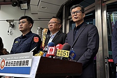 針對北捷台北車站、中山站周邊19日晚間接連發生投擲煙霧彈、持刀隨機傷人案。台北市警察局長李西河（右）與刑事警察大隊大隊長盧俊宏（中）20日上午在中正一分局受訪說明偵辦進度。