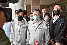 北捷台北車站、中山站周邊19日晚間出現隨機傷人案，行政院長卓榮泰20日赴內湖三軍總醫院等探視傷者，也向外界說明傷者情形與追查進度。
（行政院提供）