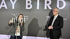 外交部政務次長吳志中（右）19日出席光明節酒會，與駐台北以色列經濟文化辦事處代表游瑪雅（左）進行點燈儀式。（外交部提供）